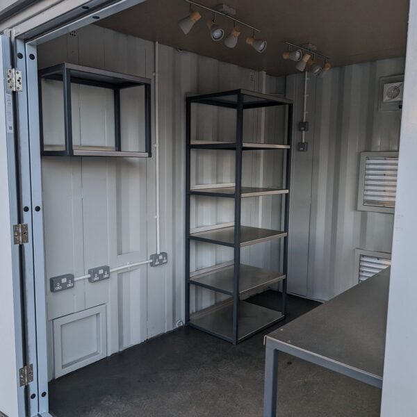 IMG_2807-1.jpg 10ft Pop-Up Container Café Kiosk met Serveerluik & Planken - Portable Food & Beverage Container Nederland