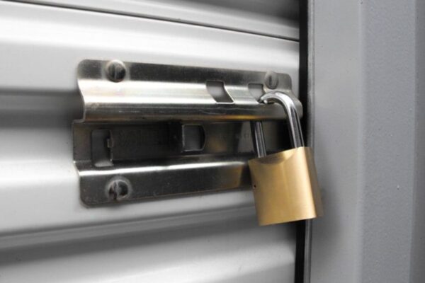 Padlock-demo-2-800x533-1.jpg 20ft zeecontainer met 2 zijroldeuren - Veilige opslagcontainer met meerdere toegangen